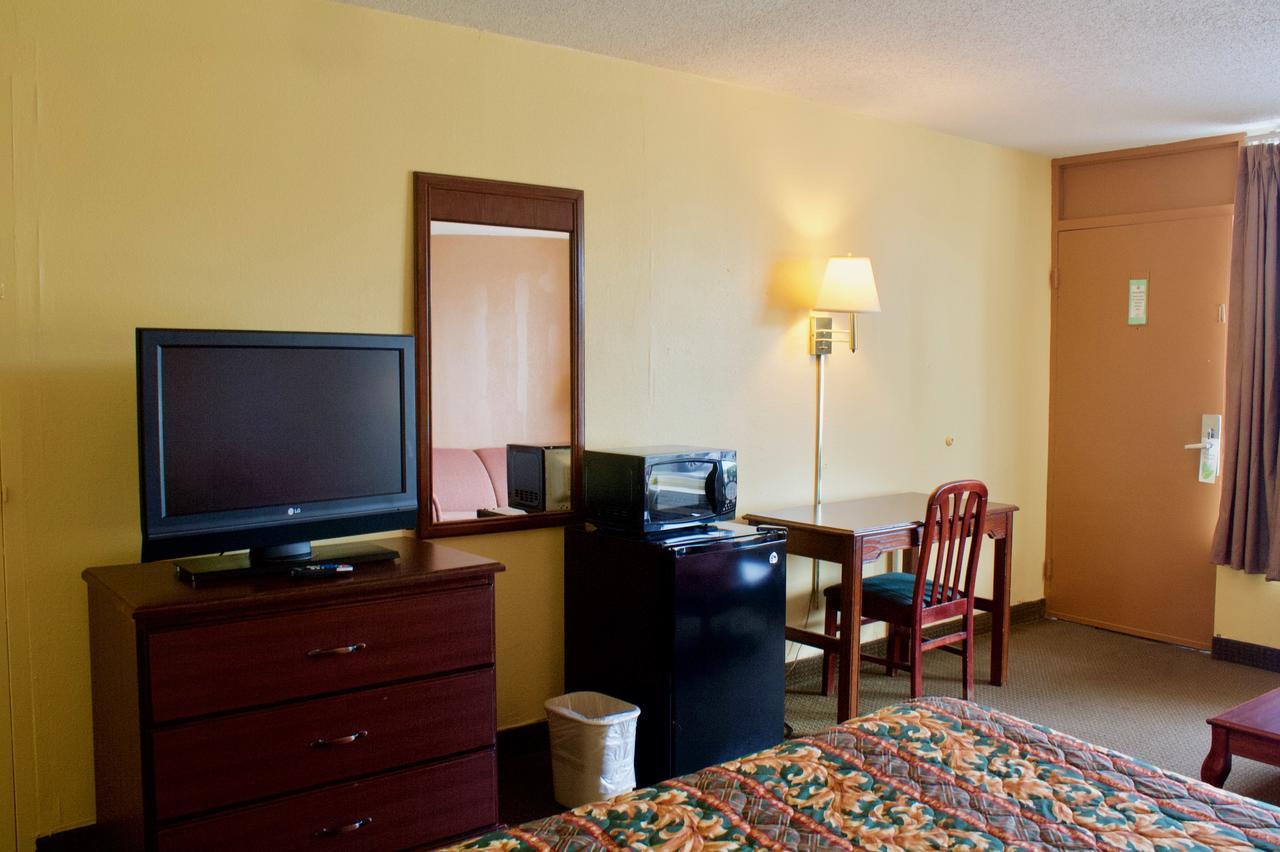 Rodeway Inn Монро Екстериор снимка