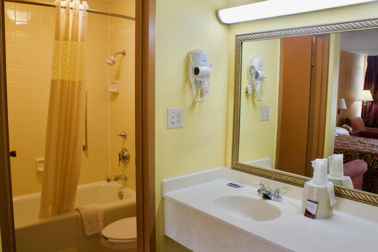 Rodeway Inn Монро Екстериор снимка
